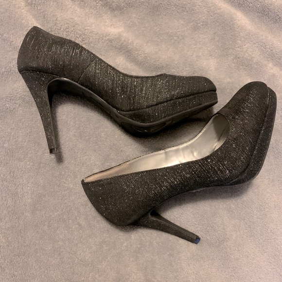 Black heels - Picture 2 of 3